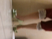 同乐溜冰场高跟漂亮长发美女嘘嘘后用擦逼纸擦皮鞋有点意思