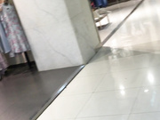 悲催的清纯眼镜妹商场里被直接撸射到头发上