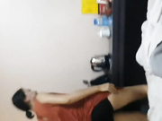 在北京操了一个95年的东北极品身材脸蛋大学美女,好像是刚开苞没多久一插就说：痛,痛,痛！