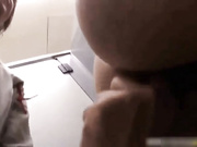 潮男靓妹公共卫生间里拍动作片 捂着嘴不敢大声叫