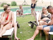 泳池派对对人一块性爱舔逼吃屌大战