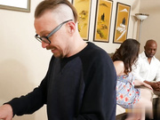 曲线优美的紫罗兰黑色在丈夫面前接受大黑鸡巴暴插