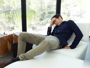 娇小的宝贝乱搞并在她圆润的屁股上得到精液