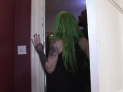 绿发辣妹给两个黑人男子手淫和口交各种深喉