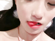 美少女酒店激情自慰粗大假屌磨蹭抽插