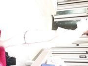 高顏值D奶美女模特酒店大尺度私拍 受不了被攝影師潛規則玩穴 貌似被操多逼逼得黑了 原版高清