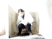 國內廁拍大神拍攝小縣城公共旱廁幾個年輕妹子如廁 雪白大屁股看得誘惑十足 露臉高清