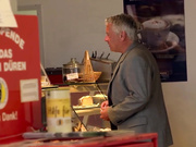 金发熟女在沙发上做爱