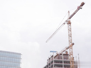 塞尔瓦吉亚的屁股被巨大的黑鸡巴猛击，而她的继父正在工作