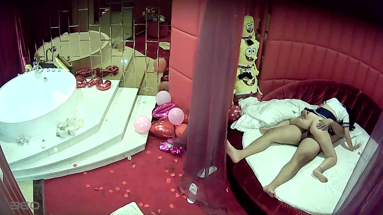 情趣酒店水滴监控TP貌似刚开完趴的胖哥真会玩让女友穿着学生制服骑在上面啪啪