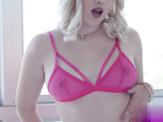 活泼的金发女郎吉亚在男友的鸡巴上弹跳