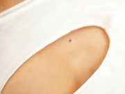 少妇以电视坏了为由骗维修人员来家里修电视 故意穿的很少 这谁能把持住一下就把少妇给上了