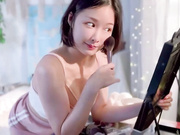 巨乳初形成 巨乳萝莉最初露出 嫩到滴水的粉穴