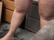 丰满的继母在我的房间里找到她的内衣