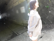 [SUN-094] 立ちション女子散歩 スレンダー美女が立ったままこっそり野ション出来るようになるまでの放尿記録 - 2of5