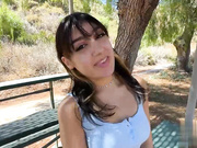 泡泡屁股青少年紫宝石在户外给我一次很棒的口交和性交