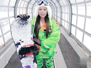 我在滑雪胜地尝试了单板滑雪。 在斜坡上，穿着滑雪服时体内射精