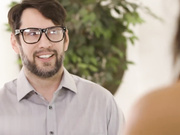 紫罗兰·斯塔尔在抚摸她的客户坚硬的鸡巴之前，先将他全身揉搓