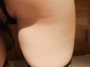 顏值清純性感小野模酒店超大尺度私拍 受不了被攝影師潛規則啪啪 跪在沙發上翹臀後入貌似逼逼被玩多得黑了 國語720P高清