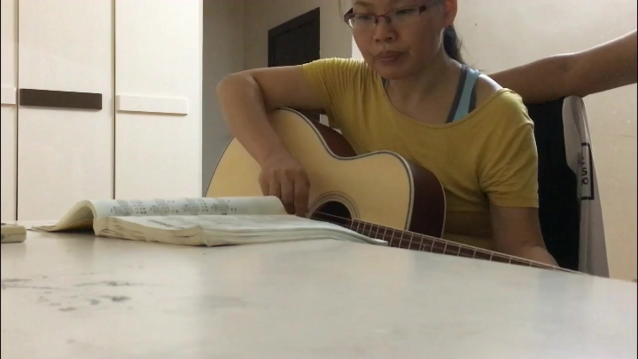 劇情演繹之家庭音樂老師教豐滿良家眼鏡熟婦學彈吉它 趁機強行扒掉衣服啪啪 椅子上後入無套內射 精彩對白 720P高清原版