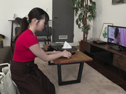 [HUNTC-171] 【完全主観】おとなしそうな出張家政婦にAVを見せつけたら自分から勃起チ○ポに跨って来て - 1of5