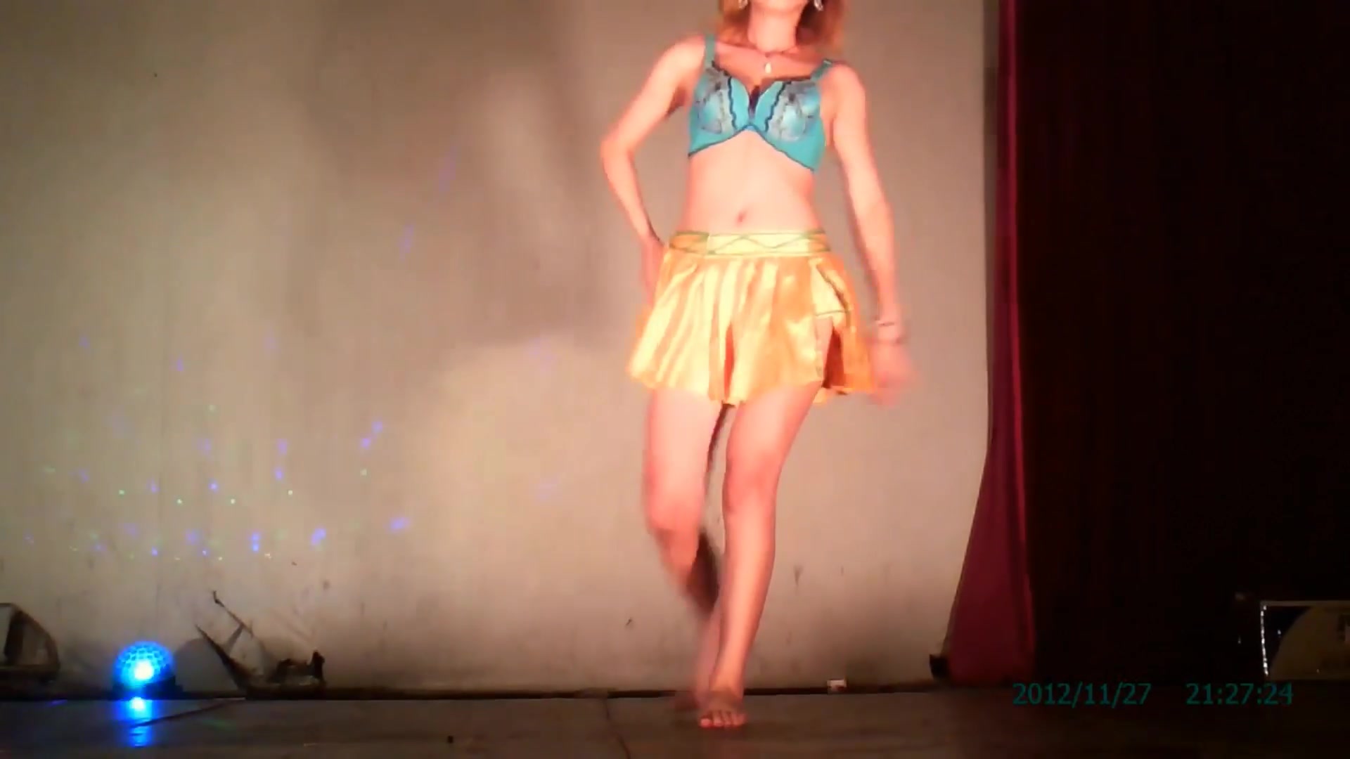 精品推薦 手機拍攝到的農村縣城小劇場艷舞團脫衣艷舞表演 隨著音樂搔首弄姿劈開一字腿自摸 肥嫩鮑魚苗條身材看得讓人欲火焚身 1080P高清原版