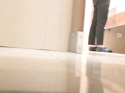 某大型商場公共女廁全景拍攝到的各式美女少婦如廁 有個穿羽絨服的美少婦下面的黑森林非常茂盛 1080P高清