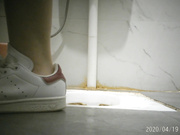 最新流出廁拍大神公共衛生間拍攝到的各式美女少婦如廁 貌似有個妹子來大姨媽把紙巾打濕輕輕擦B 1080P高清原版