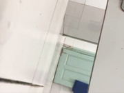 最新流出廁拍大神公共衛生間拍攝到的各式美女少婦如廁 貌似有個妹子來大姨媽把紙巾打濕輕輕擦B 1080P高清原版