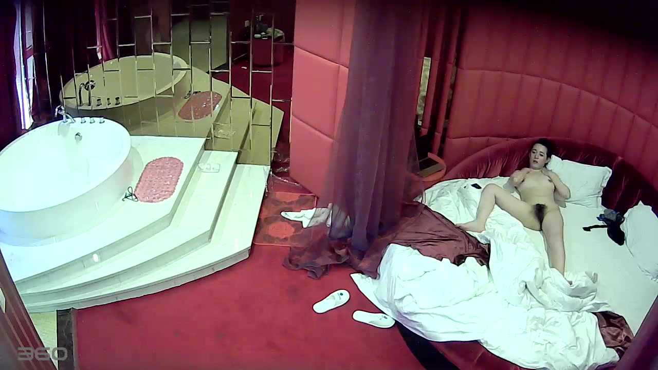 情趣酒店水滴摄像头TP胖哥带着逼毛很浓密性感的情人开房啪啪