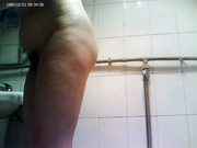 隔壁阿姨洗澡，这次拍到了前面，奶子和鲍鱼真清楚