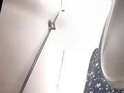 某水上樂園更衣室多視角拍攝到的幾位漂亮妹子如廁換泳裝 貌似有個高顏值妹子陰毛稀疏看得欲火難耐 720P高清