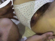 最新01年漂亮学生妹晕迷，打力过程，捆绑，插肛门，摆弄鲍鱼，阴毛浓密，真实刺激，1080P