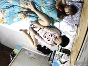 居家攝像頭破解拍攝到的寂寞少婦用手機視頻裸聊與網友虛擬做愛 貌似旁邊還有小孩睡著了 720P高清