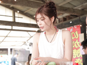 [START-232] 欲求不满的女大学生在海边小店打暑假短工时 对聚集在沙滩上男性们的肌肉和汗水气味感到难以抑制的冲动【破解】 - 1of5