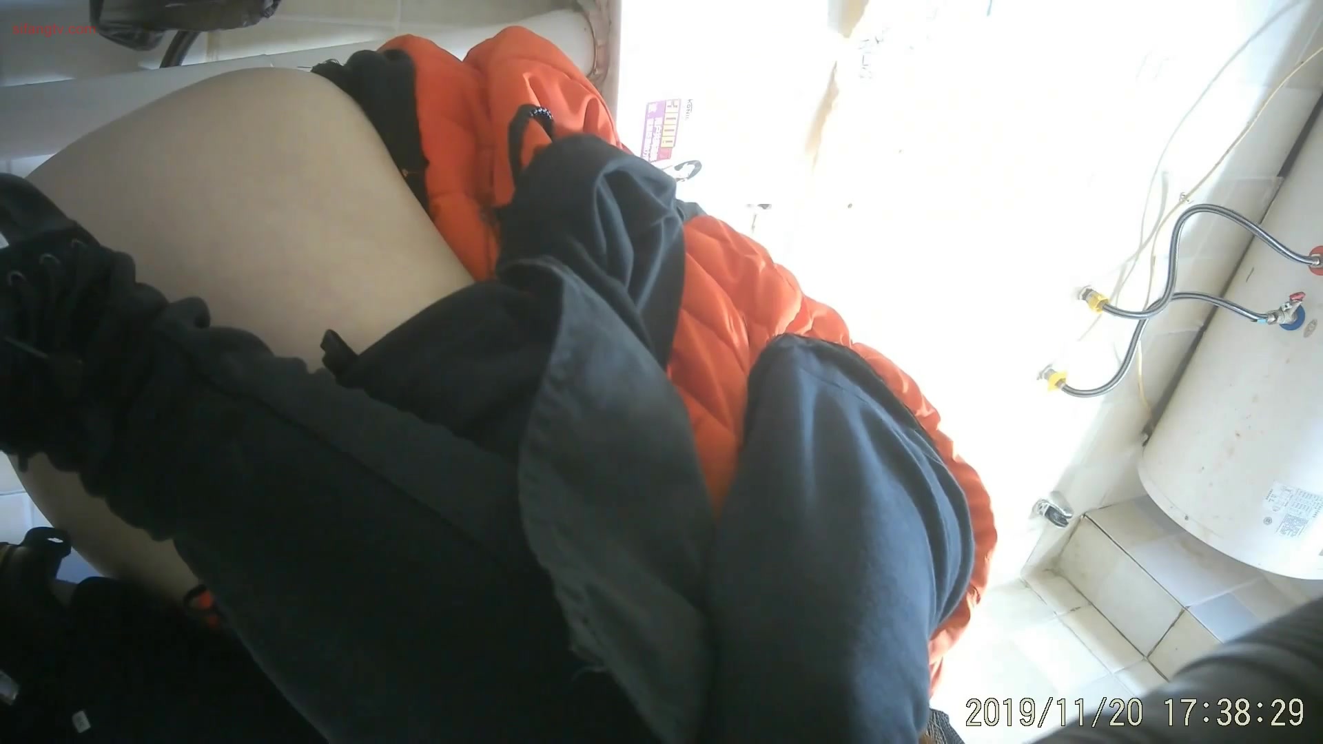 最新流出國內廁拍大神暗夜拍攝某酒店集體宿舍公共女廁各式美女如廁 形態各異姿勢毛毛濃密誘惑 1080P原版高清