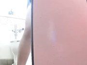 最新流出某海邊浴場公共女廁偷拍顏值不錯的各式美眉脫光衣服尿尿 貌似扯了不少衛生紙 原版高清