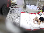 情趣酒店拍攝到的年輕情侶開房啪啪打炮 貌似妹子第一次處女膜居然破裂出血了 精彩對白～720P高清