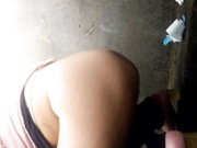 某縣城菜市場旁邊公共旱廁拍攝到的漂亮小少婦如廁 肥嫩大屁股看得誘惑十足～1080P高清