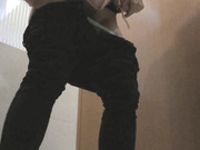 某大型商場公共衛生間全景廁拍各式美女少婦如廁 有個胸部發育不錯的妹子逼逼貌似還未開苞啊 1080P高清