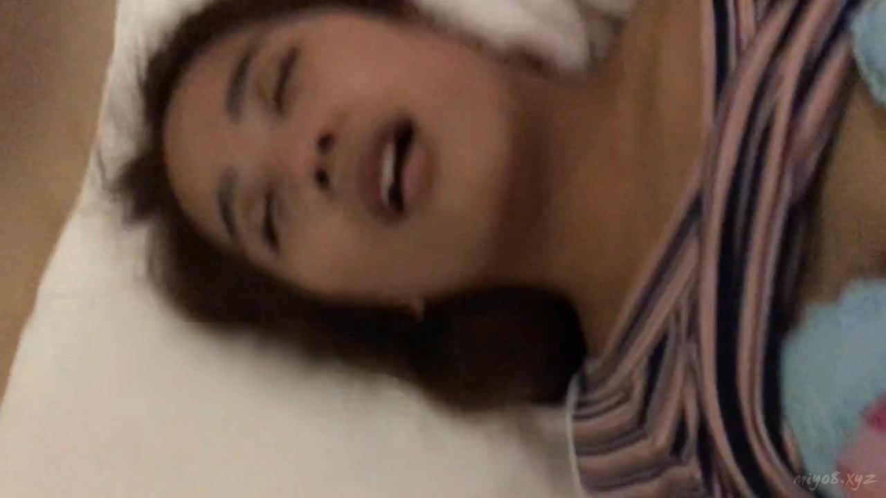 猥瑣男KTV裏把公司清純女白領秘書灌醉帶入酒店任意玩弄 換了不同絲襪玩穴無套內射中出～720P高清