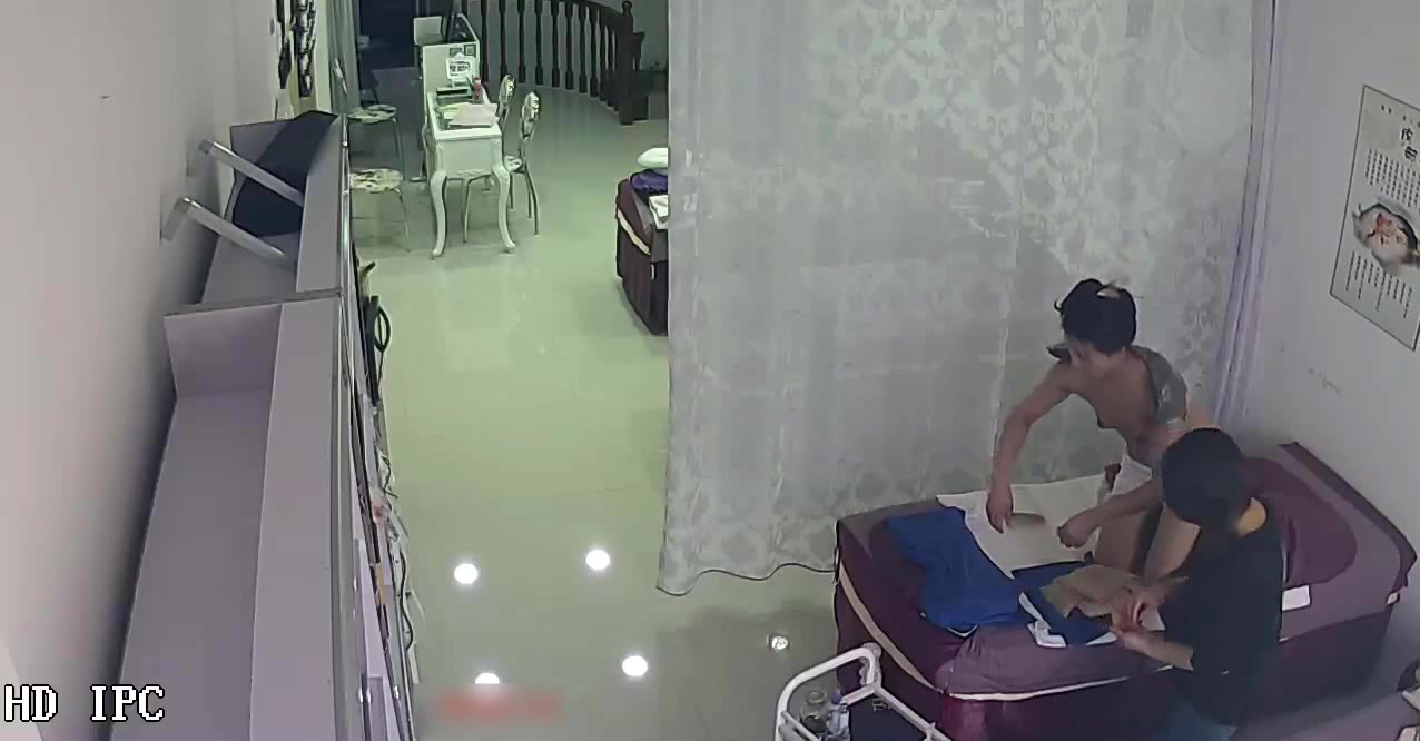 最新流出-女子SPA養生會所攝像頭黑客破解拍攝到的穿著瘦身衣褲來做皮膚保養的美少婦 身材性感陰毛濃密誘惑十足 原版高清