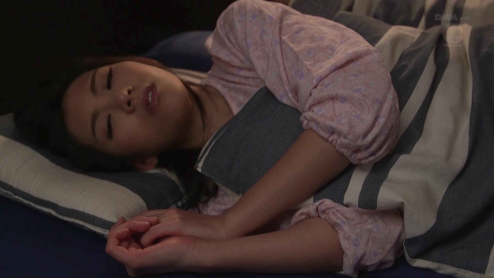 [JUY-155] 人妻美術モデル痴漢電車 ～身体を浸食する淫らな囁き～ 若葉加奈 【破解】 - 4of5