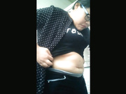 校園坑神潛入某高校公共女廁多視角偸拍各式大學生妹子如廁 課間排隊邊玩手機邊尿尿看得欲火焚身 1080P高清原版