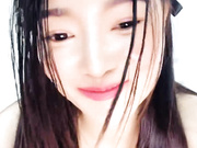 白丝露脸无毛逼微微小阿姨一个人精彩大秀直播，淫声荡语互动撩骚揉奶玩逼道具抽插，高潮喷水特写展示好刺激