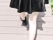 我刚撒完尿，妹妹却不让我穿上裤子，还主动舔起了我的鸡巴，也不嫌脏