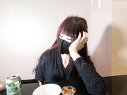 【原创乱伦】哥哥接到客户电话出去应酬，我在家套路嫂子喝酒，嫂子喝醉回房休息我却趁机夜袭嫂子，谁料用力太猛嫂子被惊醒