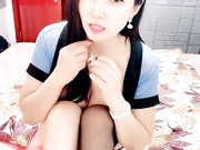 黑丝大奶无毛逼极品小少妇的诱惑，跟大哥激情啪啪骑在大哥脖子上让大哥舔逼，激情上位让大哥用道具抽插骚穴