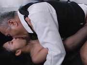 JUR-601 人妻秘書、汗と接吻に満ちた社長室中出し性交 市来まひろ - 3of5