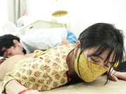 亚洲印尼女佣少妇 在工作时不小心滑倒 男主帮助在地板上被一顿猛怼高潮抽搐无套内射